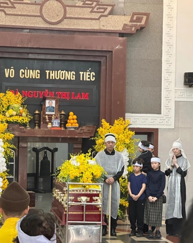 Vợ chồng Tuấn Hưng bên các con trong đám tang mẹ. Ảnh: Hạ Vy