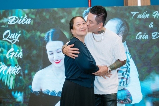 Tuấn Hưng và mẹ lúc sinh thời.