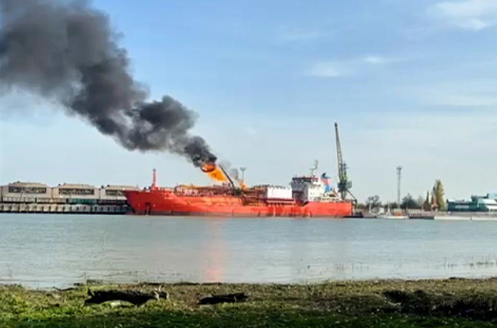 Tàu chở dầu Thổ Nhĩ Kỳ bốc cháy tại bến cảng ở Odesa, bên bờ biển Đen - Ảnh: AP