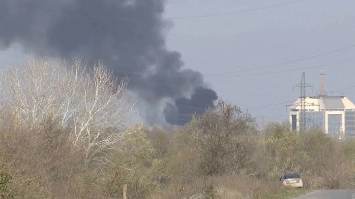 Ảnh chụp từ Romania cho thấy khói đen từ tàu chở dầu Thổ Nhĩ Kỳ bốc lên dày đặc - Ảnh: AP