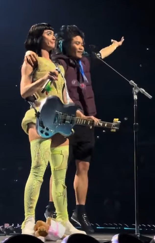 Johnson Wen tiếp cận ca sĩ Katy Perry trong concert ở Sydney hồi tháng 6.