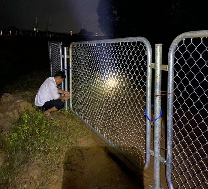 Lực lượng chức năng rào chắn lại hàng rào và lắp đặt thêm ổ khoá