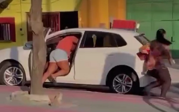 Bắt quả tang chồng ngoại tình, vợ chặn xe gây náo loạn trên phố - 1