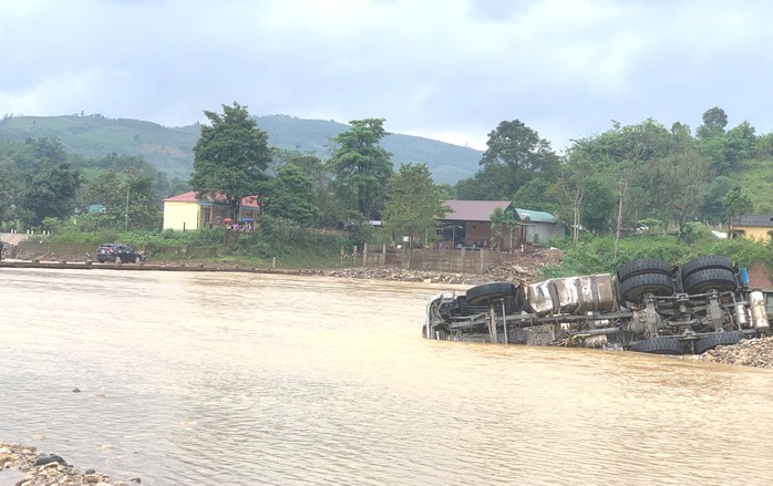 Xe đầu kéo bị lũ cuốn về phía hạ lưu, tài xế mất tích. Ảnh: Phạm Văn
