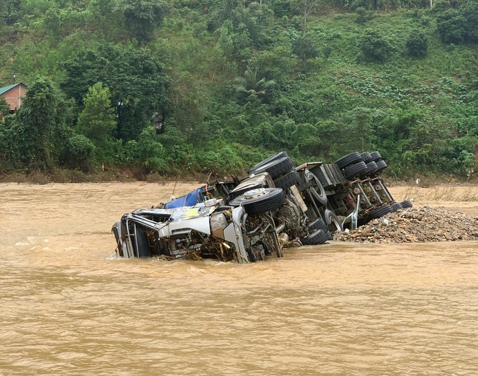 CLIP: Xe đầu kéo bị lũ "vò nát", cả 100 người tìm kiếm tài xế mất tích - 2