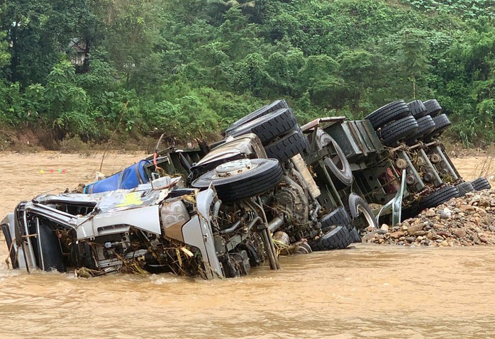 Trong sáng nay, gần 100 người thuộc các lực lượng nêu trên men theo khe suối, triển khai các biện pháp tìm kiếm tài xế mất tích. Người nhà tài xế cũng có mặt tại hiện trường, chờ trông tin tức.