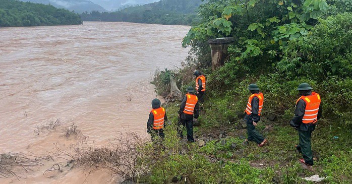 Các lực lượng men theo khe suối, triển khai tìm kiếm tài xế mất tích