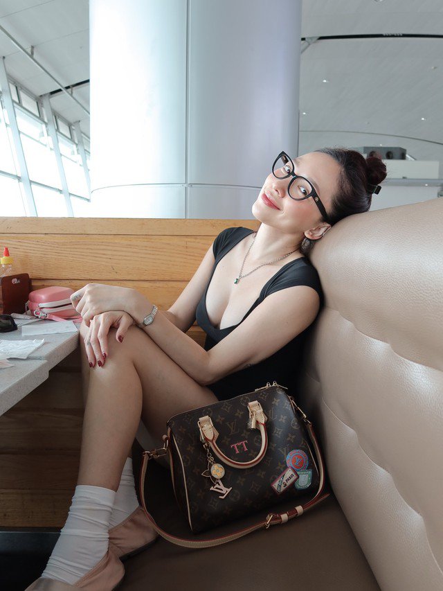 Ở đời thực, Tóc Tiên không chỉ chú trọng dáng, cô còn cẩn thận khi chăm sóc da. Để giữ được làn da căng mịn không tì vết, ca sĩ Tóc Tiên khẳng định dù lười đến mấy cô cũng phải tẩy trang thật kỹ, thoa serum, kem dưỡng ẩm rồi mới yên tâm đi ngủ.