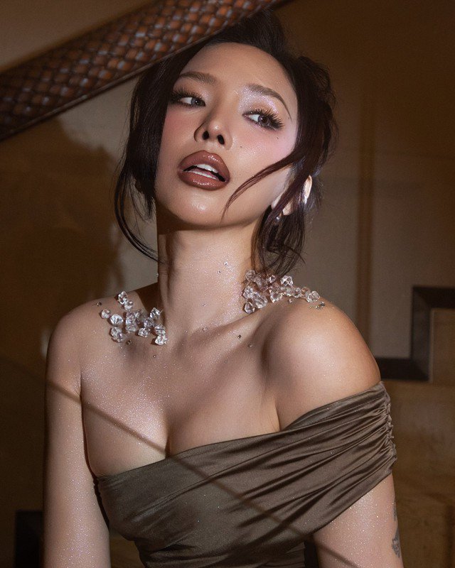 Bí quyết dưỡng da từ bên trong của Tóc Tiên là uống sinh tố từ các loại rau quả tự nhiên, giàu dinh dưỡng và khoáng chất, giúp nuôi dưỡng làn da khỏe mạnh và mịn màng từ sâu bên trong. Công thức sinh tố xanh thường được cô áp dụng để dưỡng da là hỗn hợp: dứa, chuối chín, cần tây, rau chân vịt.