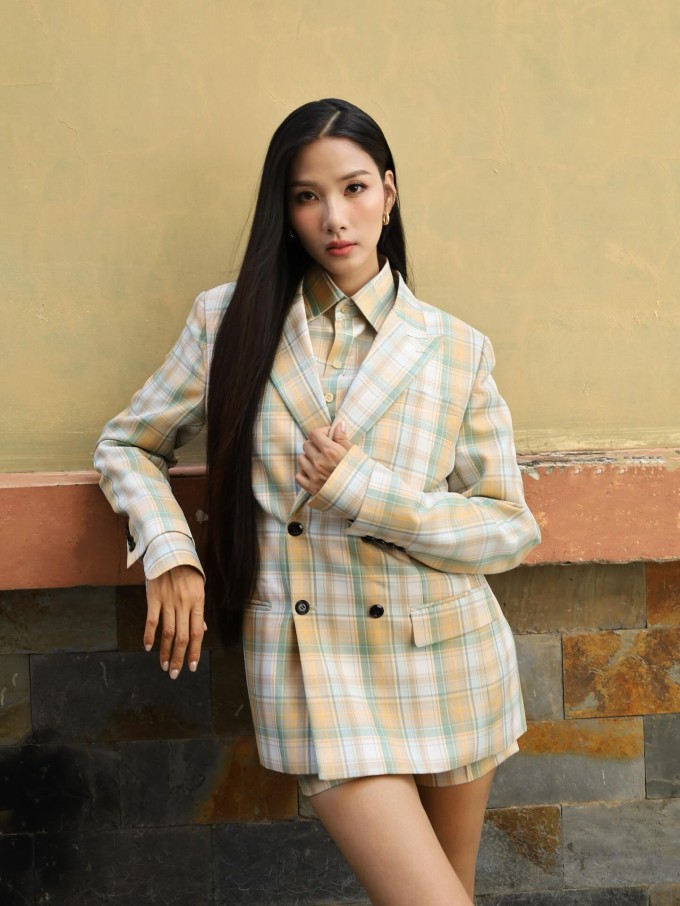 Hoàng Thùy từng gây nhiều tranh cãi khi đăng quang Vietnam's Next Top Model mùa 2 bởi thân hình gầy gò, kỹ năng catwalk non nớt.