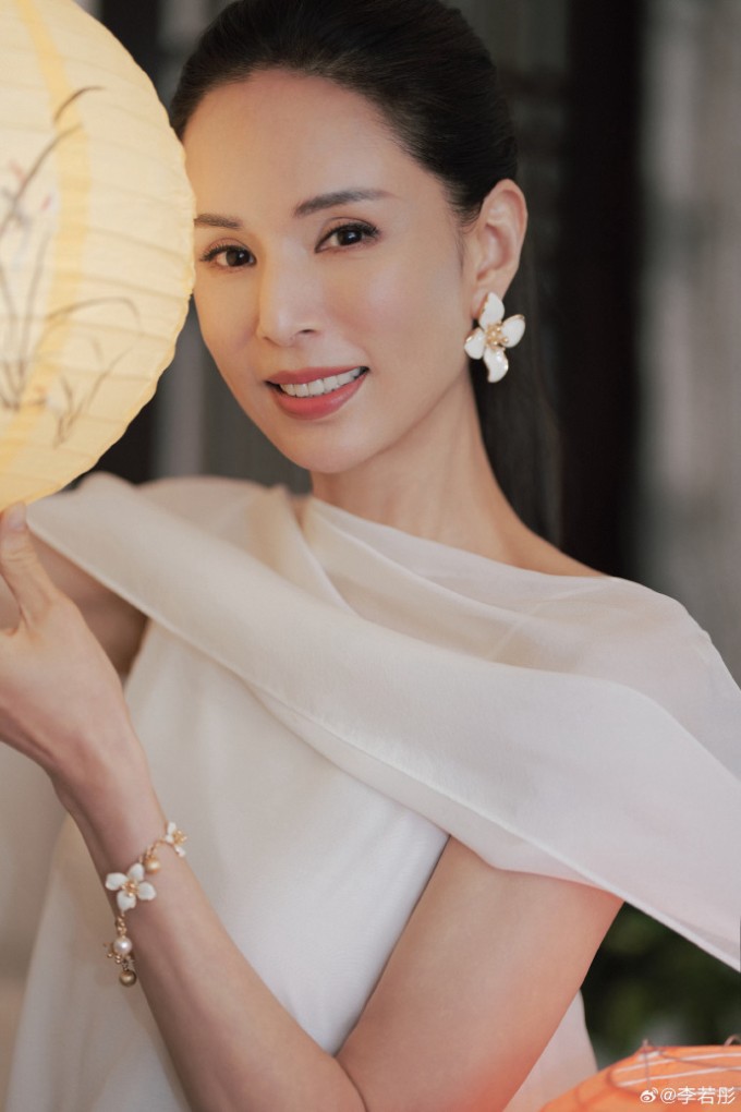 Lý Nhược Đồng chụp bộ ảnh hồi tháng 10. Ảnh: Weibo