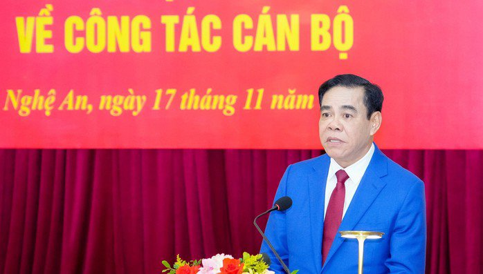 Ông Võ Trọng Hải, Chủ tịch UBND tỉnh Nghệ An nhiệm kỳ 2021 - 2026, tại cuộc họp ngày 17-11. Ảnh: B. Phạm