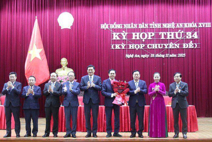 Các cán bộ Thường trực Tỉnh ủy, HĐND tỉnh và UBND tỉnh tặng hoa chúc mừng ông Võ Trọng Hải được bầu giữ chức Chủ tịch UBND tỉnh Nghệ An.