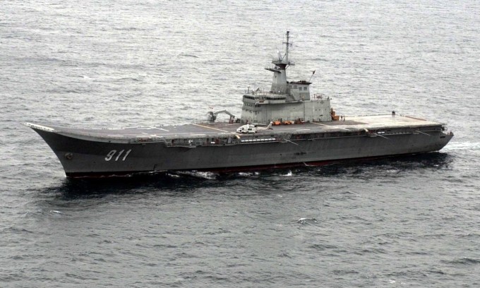 HTMS Chakri Naruebet diễn tập ở Vịnh Thái Lan hồi năm 2001. Ảnh: Wikipedia