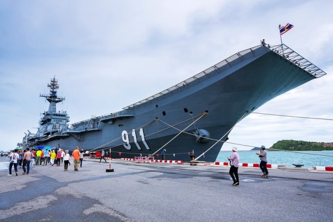 Người dân Thái Lan tham quan tàu HTMS Chakri Naruebet tại căn cứ Sattahip. Ảnh: Tổng cục Du lịch Thái Lan