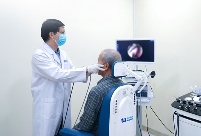 Bác sĩ nội soi mũi cho bệnh nhân. Ảnh: BVCC