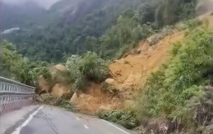 Vị trí sạt lở mà 11 người đi trên 5 ô tô bị mắc kẹt 2 ngày qua.