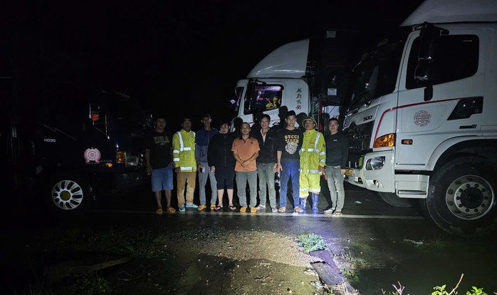 Lực lượng cứu hộ tiếp cận được những người mắc kẹt trên đèo Khánh Lê và lên phương án đưa họ về Đà Lạt an toàn.