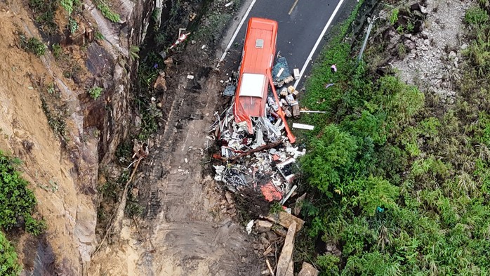 Vụ sạt lở tại Km 45 trên đèo Khánh Lê khiến 6 người tử vong và 13 người bị thương.