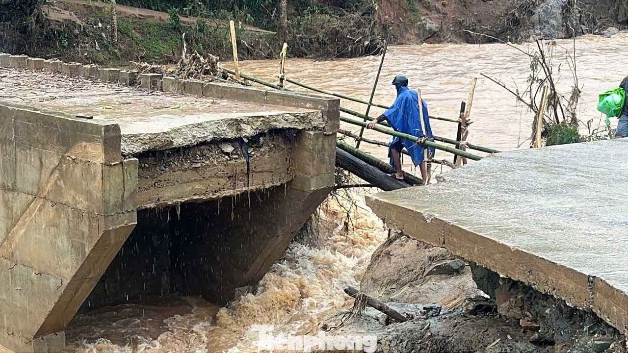 Nước lũ chảy xiết, gây sập mố cầu.