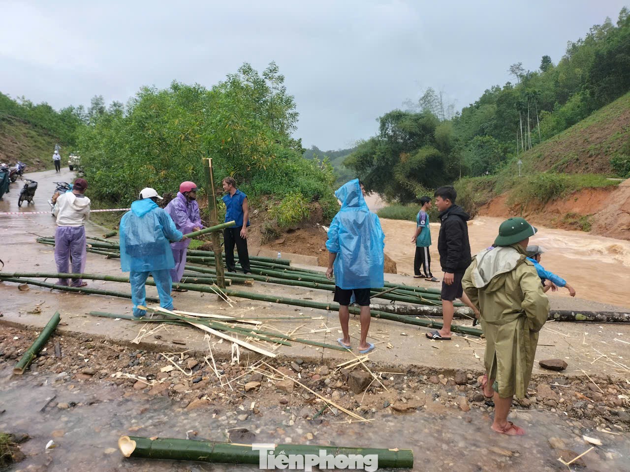 Cận cảnh cầu Nước Bao bị lũ cuốn sập, gần 300 hộ dân bị cô lập - 11