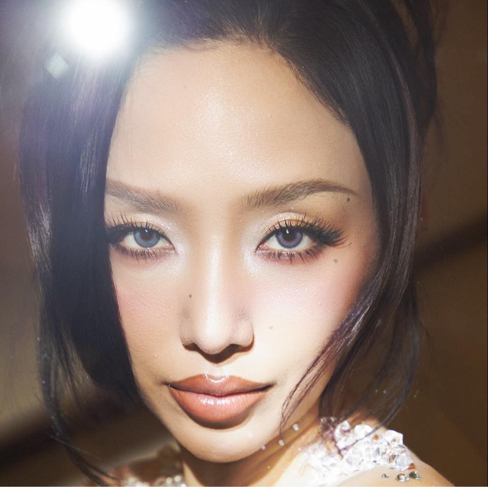 Bên cạnh việc chú trọng vào việc tẩy trang kỹ lưỡng và chăm sóc da đơn giản để làm sạch và dưỡng da bên ngoài thì cô nàng còn không quên chăm sóc và bổ sung dưỡng chất cho làn da từ bên trong.