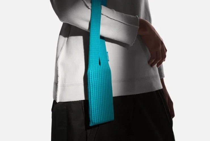 Sự đơn giản trong thiết kế của Miyake chính là ngôn ngữ mà Steve Jobs đã đánh giá cao từ lâu.