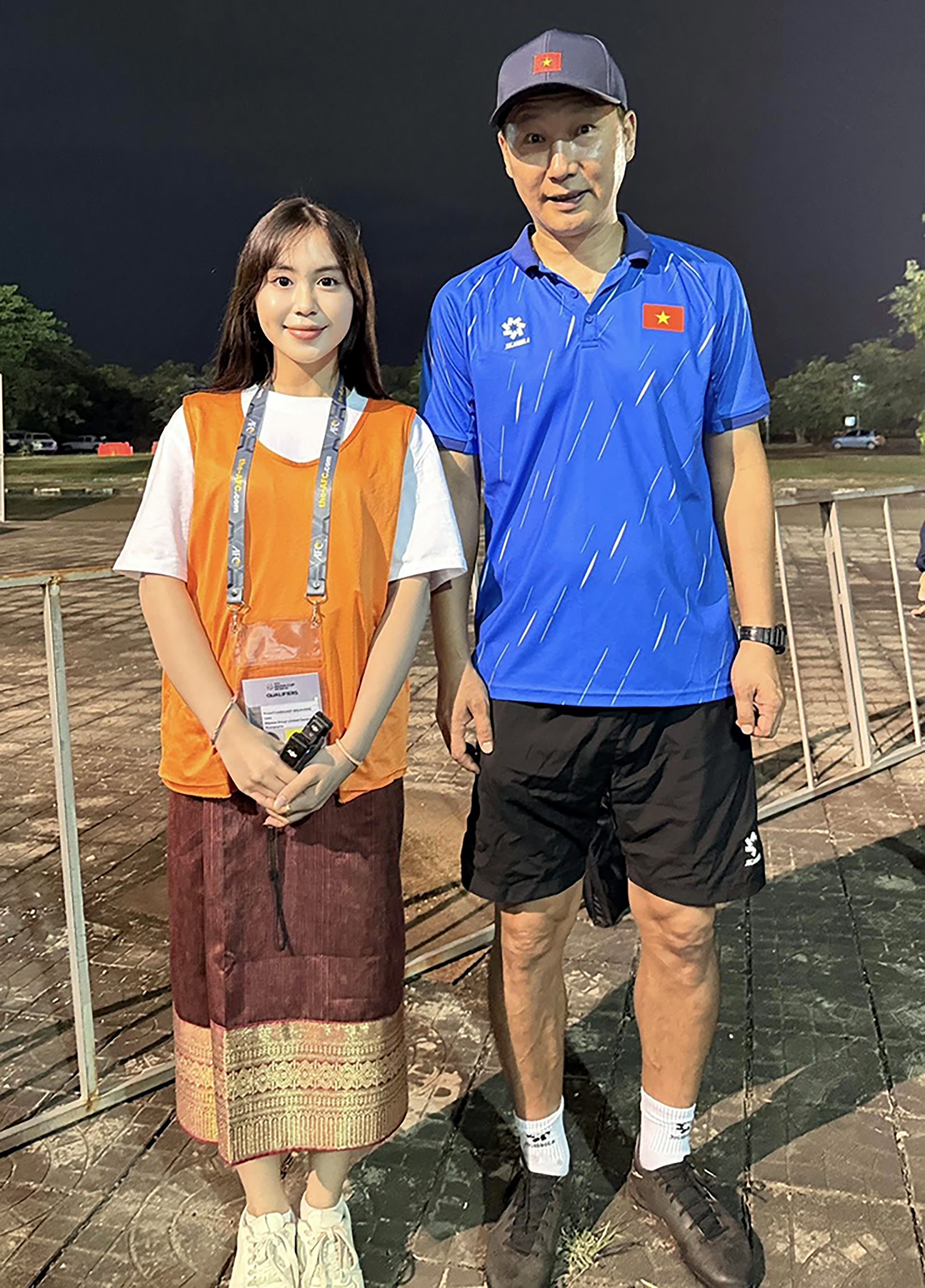 Không chỉ chụp ảnh với Xuân Son, Maysaa còn đăng tải hình ảnh chụp cùng HLV Kim Sang Sik lên trang cá nhân kèm dòng trạng thái: "Anh Son với chú Sik ơi mai Hoà nhé".