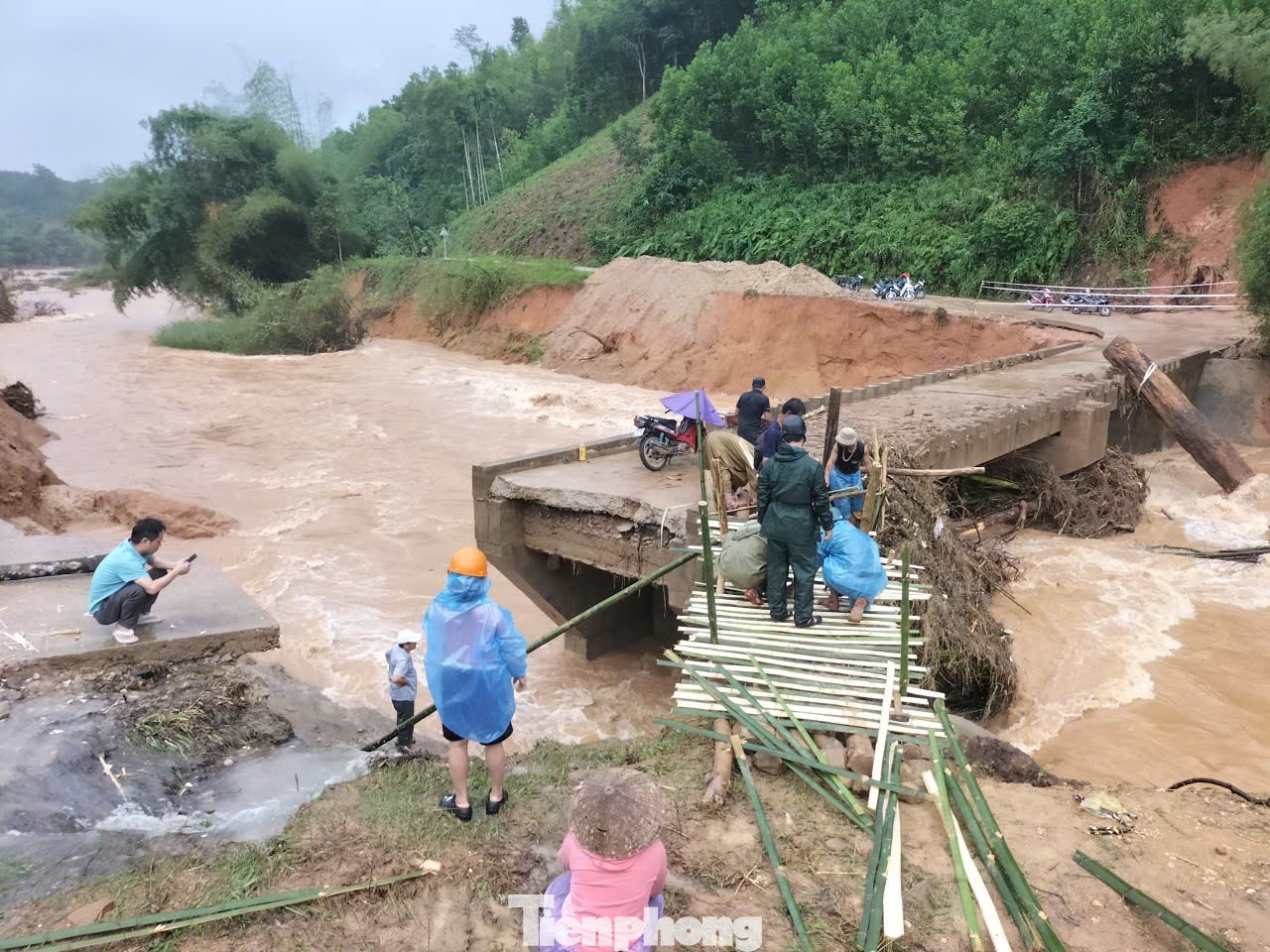 Cận cảnh cầu Nước Bao bị lũ cuốn sập, gần 300 hộ dân bị cô lập - 12