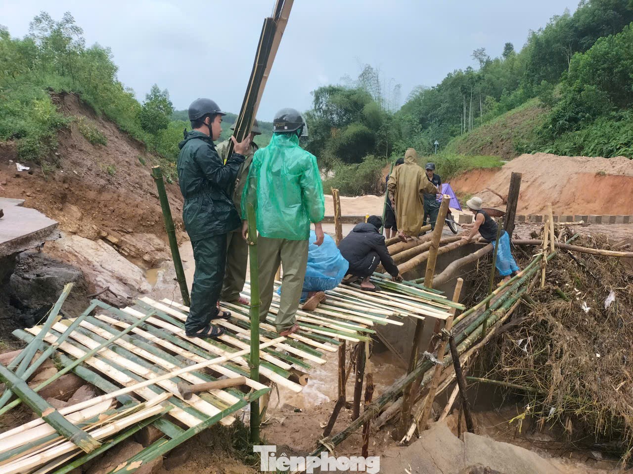 Lực lượng địa phương và người dân dùng tre để dựng tạm cầu.