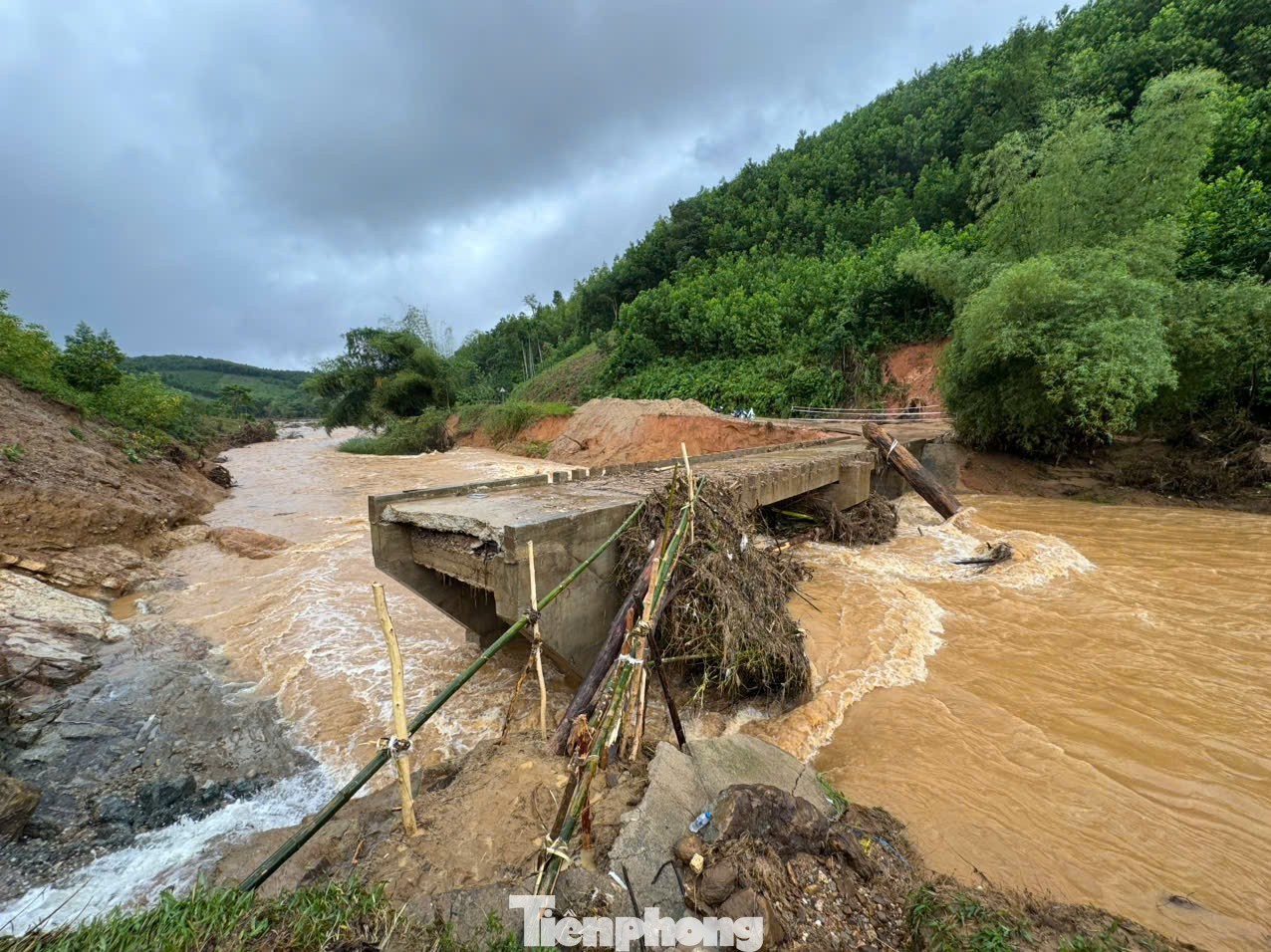 Lực lượng địa phương và người dân dùng tre để dựng tạm cầu.