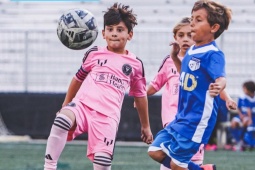 Cậu út nhà Messi lập siêu phẩm đá phạt, phong thái cực giống ông bố