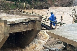 Cận cảnh cầu Nước Bao bị lũ cuốn sập, gần 300 hộ dân bị cô lập