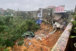 Sạt lở đất tại xã Khe Sanh, rợn người khi nhiều nhà dân lung lay trên vực thẳm