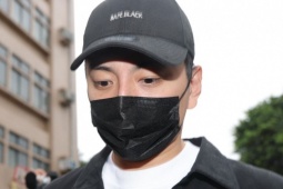 Người khiến 18 nghệ sĩ bị bắt xuất hiện