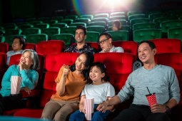Không cần nhờ con, phụ huynh hiện đại tự đặt vé xem phim, chốt lịch giải trí