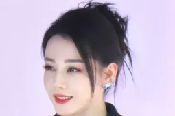 Địch Lệ Nhiệt Ba khiến Dương Tử xấu hổ