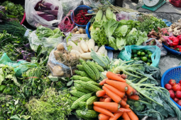 Giá rau xanh tăng 'phi mã', bà nội trợ dè xẻn từng mớ rau, quả cà chua