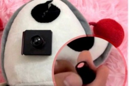 Cô gái tá hỏa khi phát hiện camera trong mắt búp bê mới mua