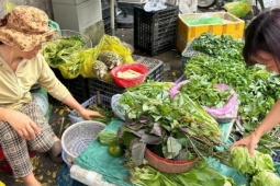 Tô bún, cọng hành, bịch bánh tráng trộn... thi nhau tăng giá
