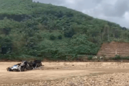 Tin tức trong ngày - CLIP: Xe đầu kéo bị lũ "vò nát", cả 100 người tìm kiếm tài xế mất tích