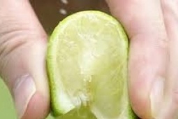 Chồng đột quỵ trong nhà vệ sinh, vợ nhanh tay vắt chanh vào miệng 'cầu may'