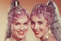 Cặp nghệ sĩ song sinh người Đức qua đời cùng ngày