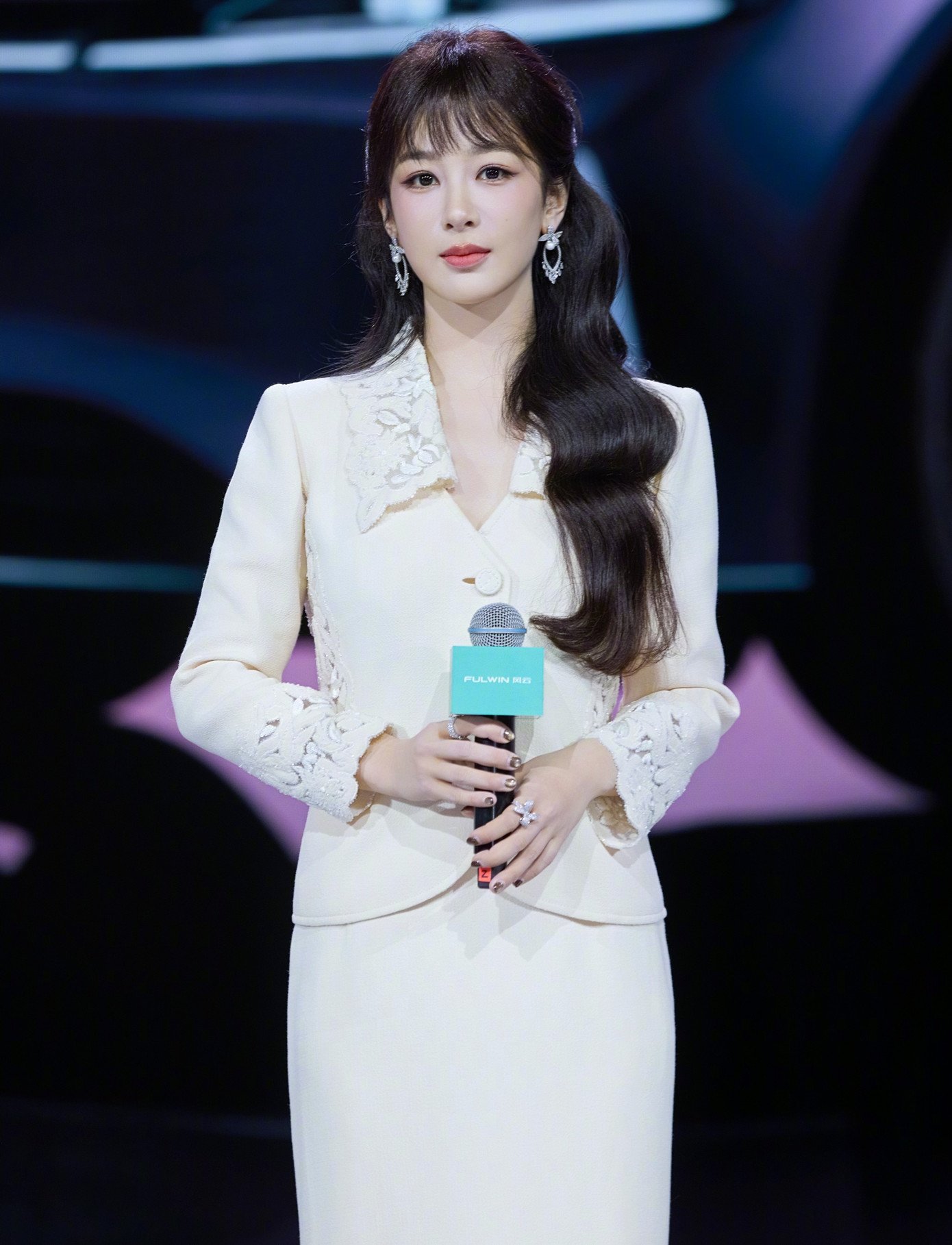 Dương Tử tự làm mình già đi nhiều tuổi với bộ trang phục đắt giá.