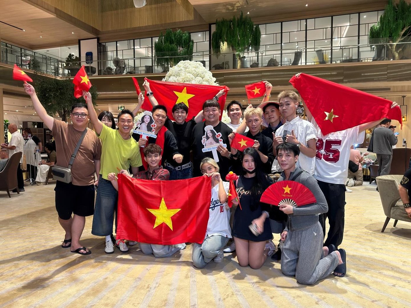 Hàng nghìn fan đổ về khách sạn nơi thí sinh Hoa hậu Hoàn vũ lưu trú, tạo nên khung cảnh náo nhiệt.