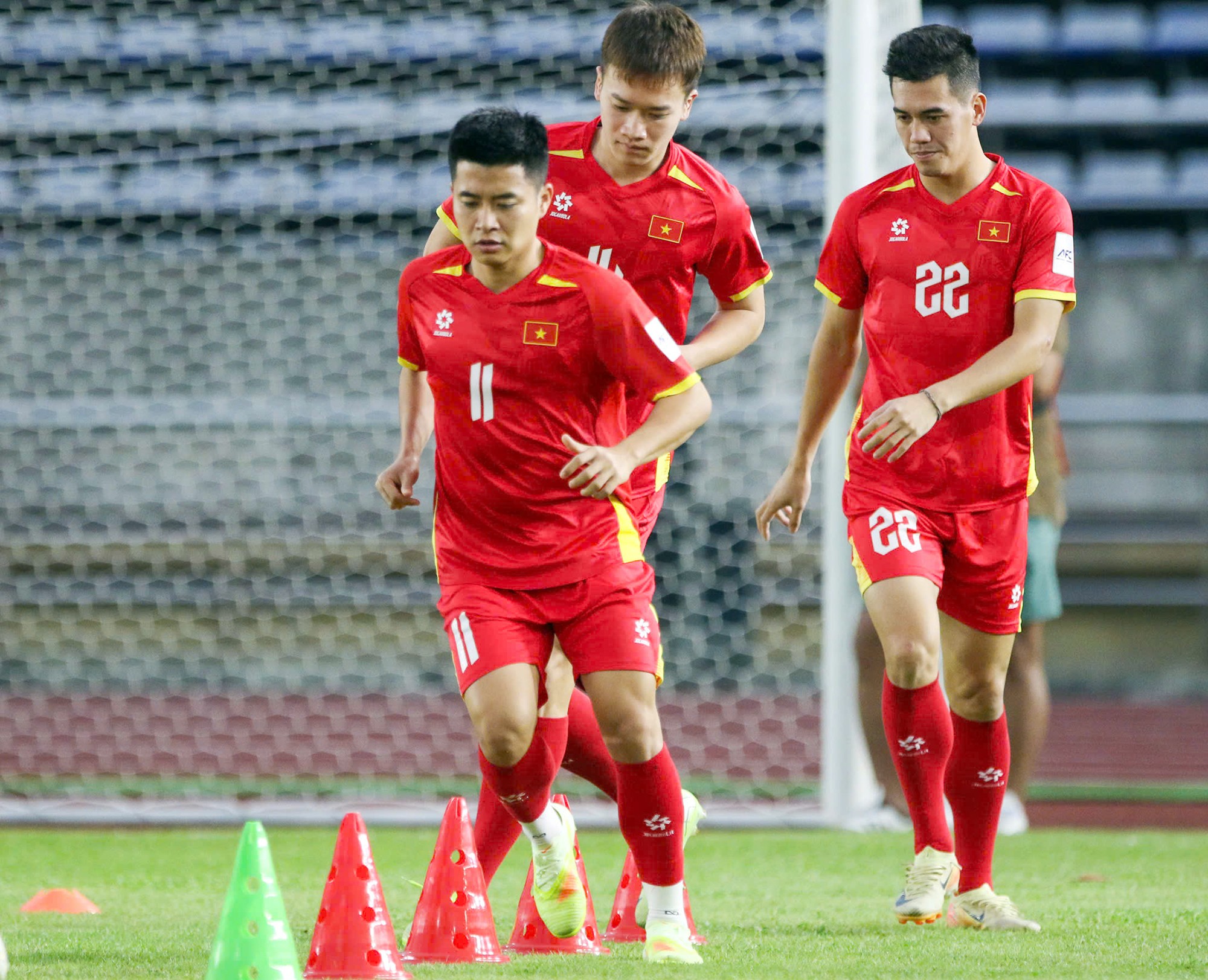 Tối ngày 18/11, ĐT Việt Nam có buổi tập làm quen sân vận động quốc gia Lào, chuẩn bị cho trận gặp đội chủ nhà ở vòng loại Asian Cup 2027 (19h ngày 19/11). 