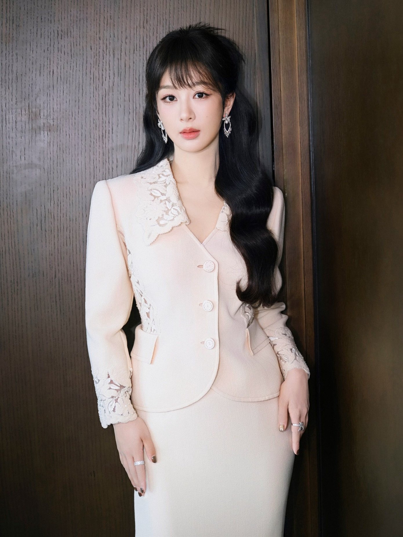 Dương Tử tự làm mình già đi nhiều tuổi với bộ trang phục đắt giá.