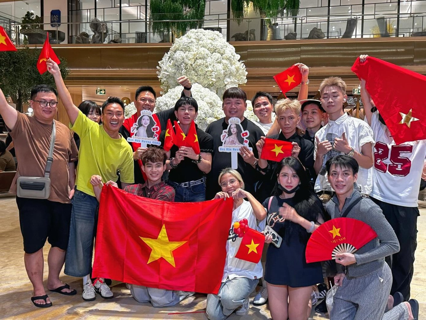 Hàng nghìn fan đổ về khách sạn nơi thí sinh Hoa hậu Hoàn vũ lưu trú, tạo nên khung cảnh náo nhiệt.