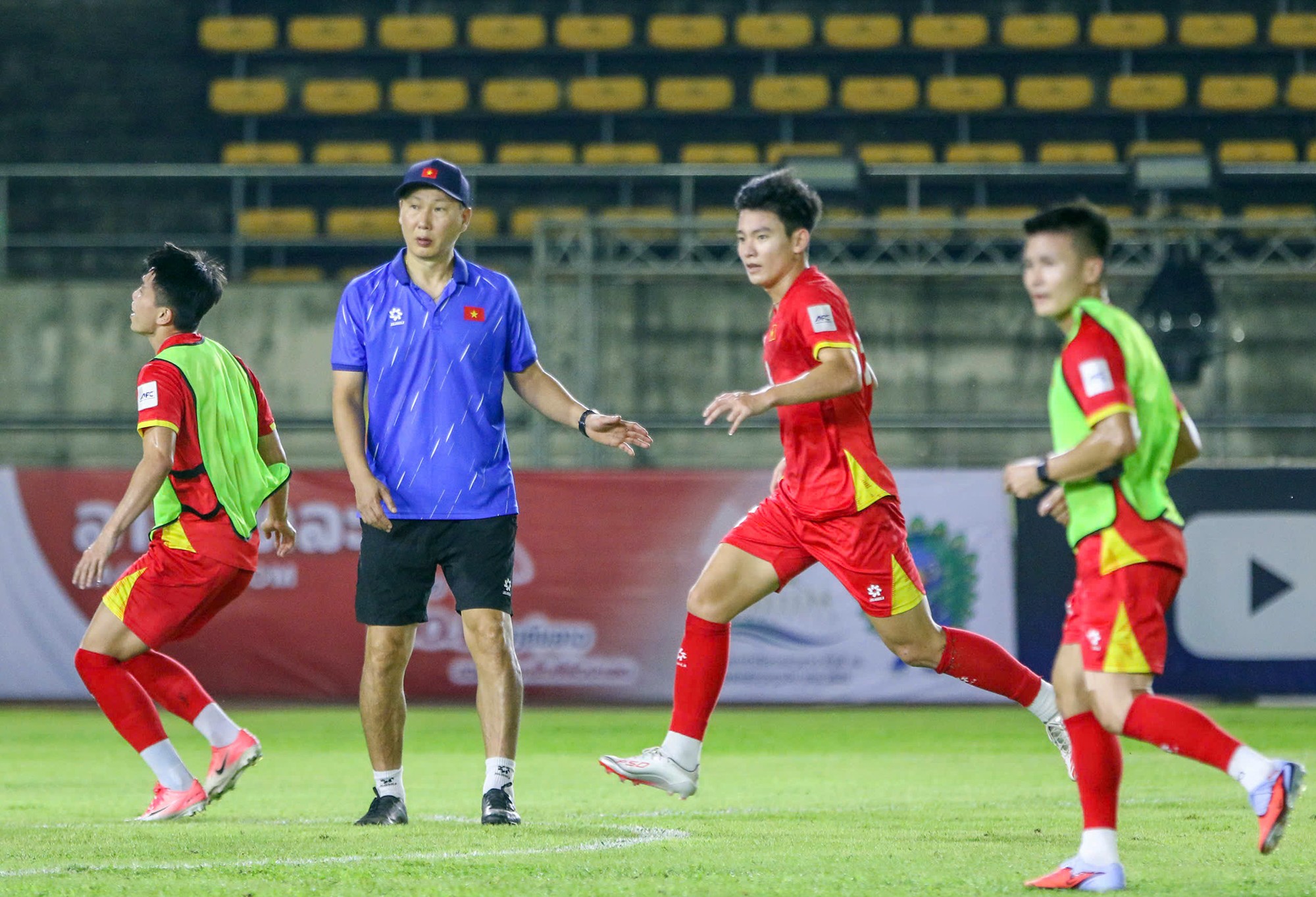 Buổi tập của thầy trò HLV Kim Sang Sik diễn ra dưới điều kiện thời tiết khá mát mẻ ở Viêng Chăn.