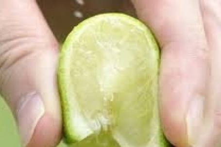 Chồng đột quỵ trong nhà vệ sinh, vợ nhanh tay vắt chanh vào miệng 'cầu...